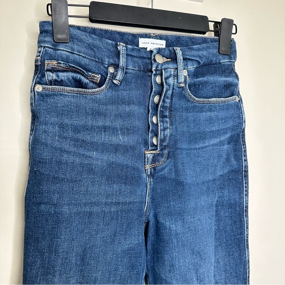 Good American Good Curve Straight Leg Jeans in Indigo593 - Picture 4 of 9